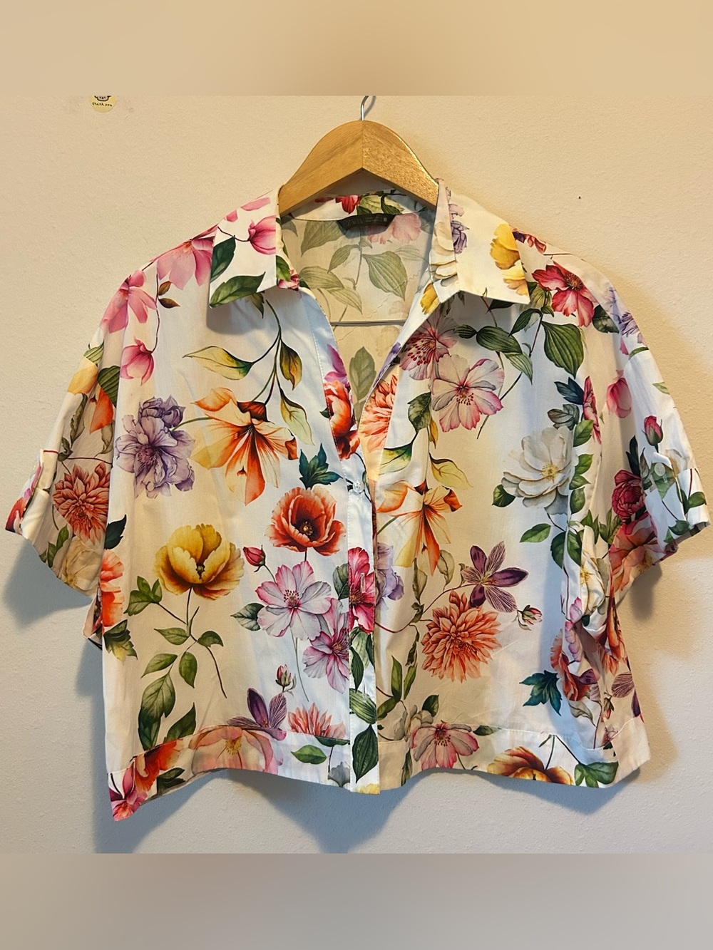 Zara Womenโs Large Floral Button-Front Crop Top - White Multi